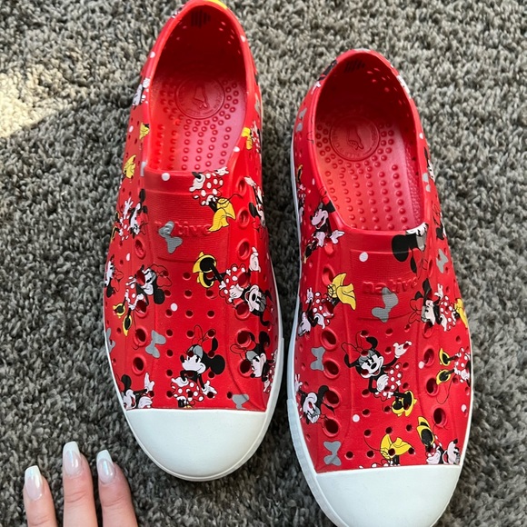 Native x Disney Parks Limited Edition Mickey & Minnie Mouse Sneakers M4/W6 WDW - Picture 2 of 6